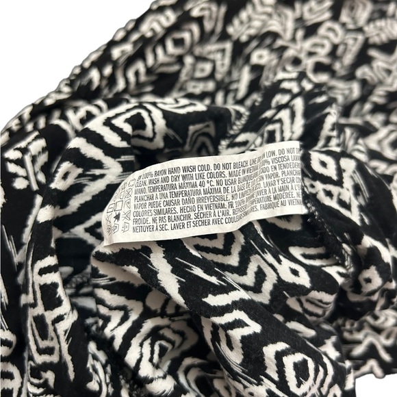 Forever 21 Black White Design Shorts Romper
• Used • Size: Small - Picture 6 of 8